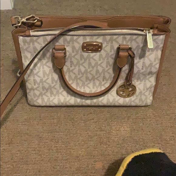 Michael Kors handbag with long stap. - Picture 6 of 7